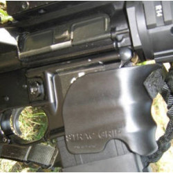 Polymer grip to the magazine well Black
